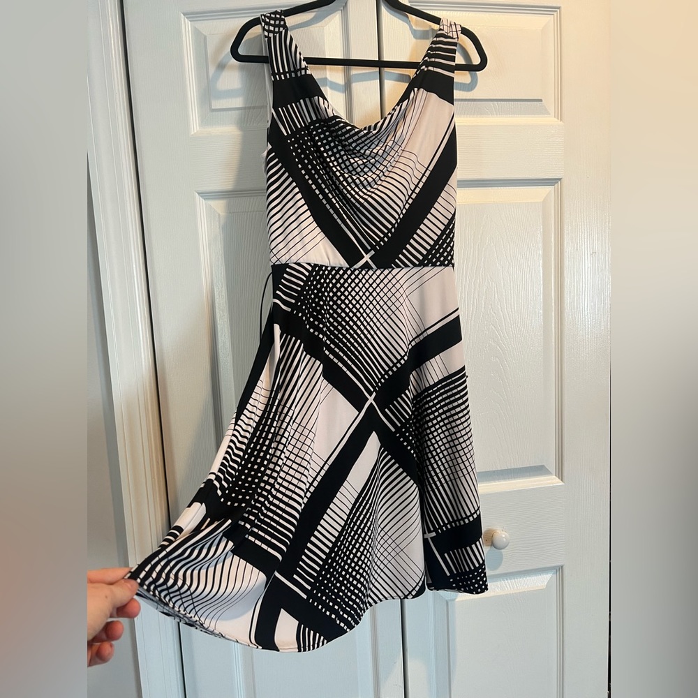 White House Black Market black & white fit & flare dress w/ thin black belt sz10